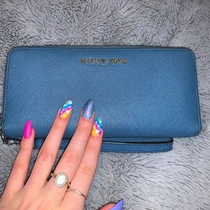 Michael kors wallet 😱💎